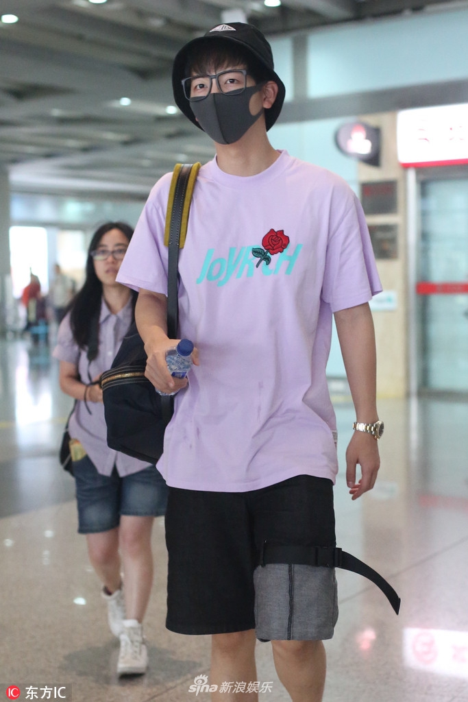 组图胡夏穿玫瑰花图案t恤扮嫩戴口罩帽子架眼镜显反差萌