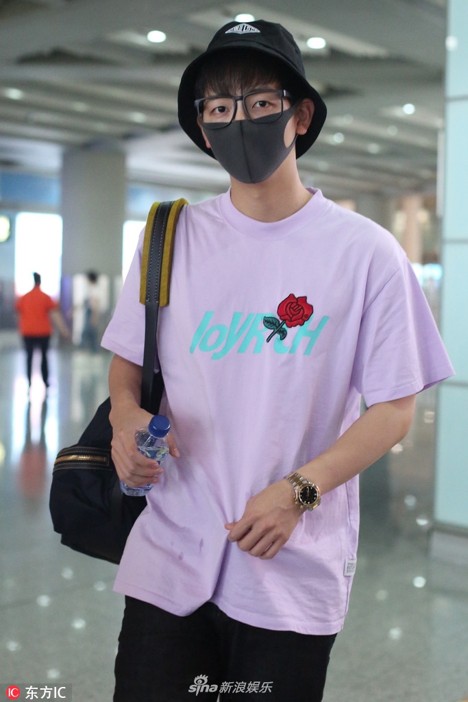 组图:胡夏穿玫瑰花图案t恤"扮嫩" 戴口罩帽子架眼镜显反差萌_高清图集