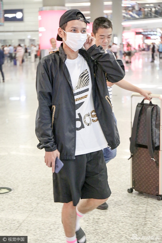 组图:李维嘉穿裤衩戴口罩现身