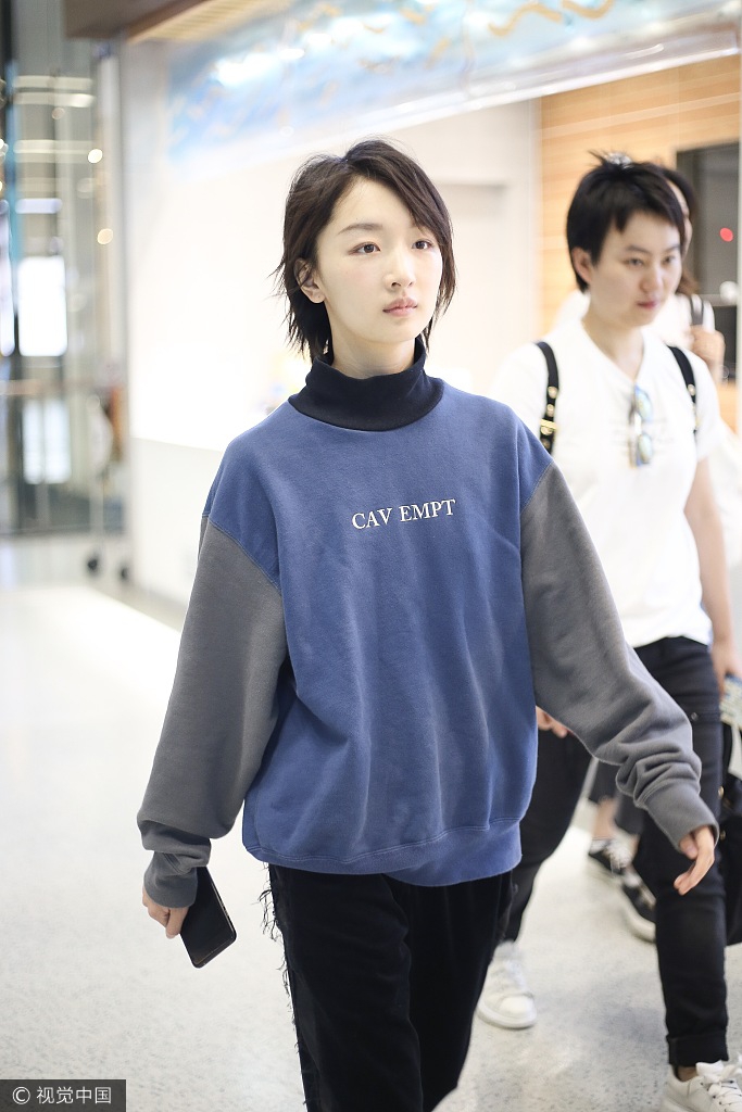 组图:周冬雨机场大走中性路线 全程搞怪笑成表情包