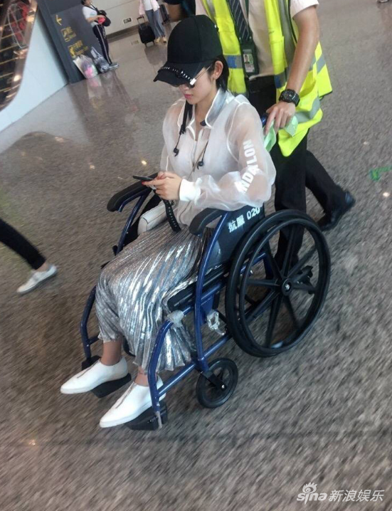 组图:唐艺昕现身坐轮椅 疑身体不适健康有恙