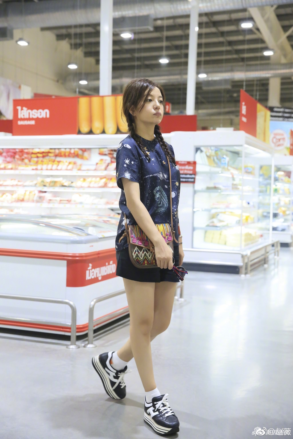 组图:赵薇短裤麻花辫显清纯 嘟起嘴还是那个小燕子