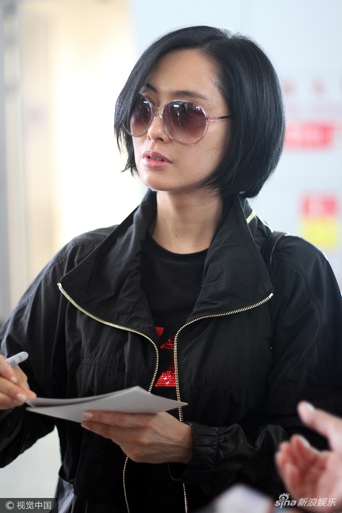 组图:仙女素颜如何?44岁朱茵现身皮肤紧致笑靥如花