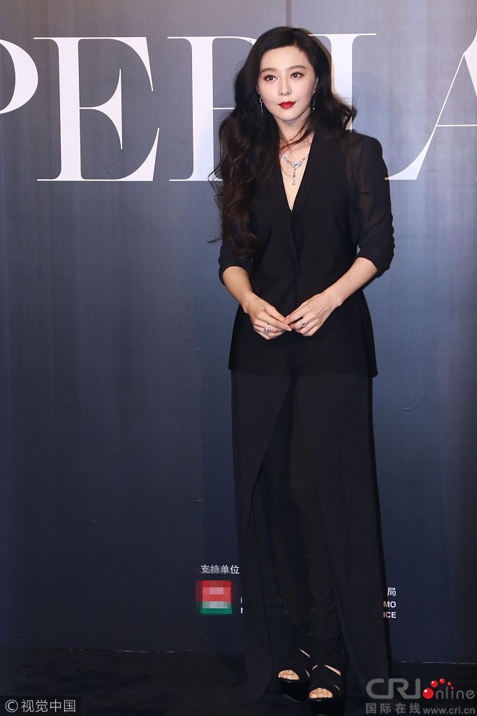 组图:范冰冰黑色西装裙亮相 踩厚底凉鞋干练帅气