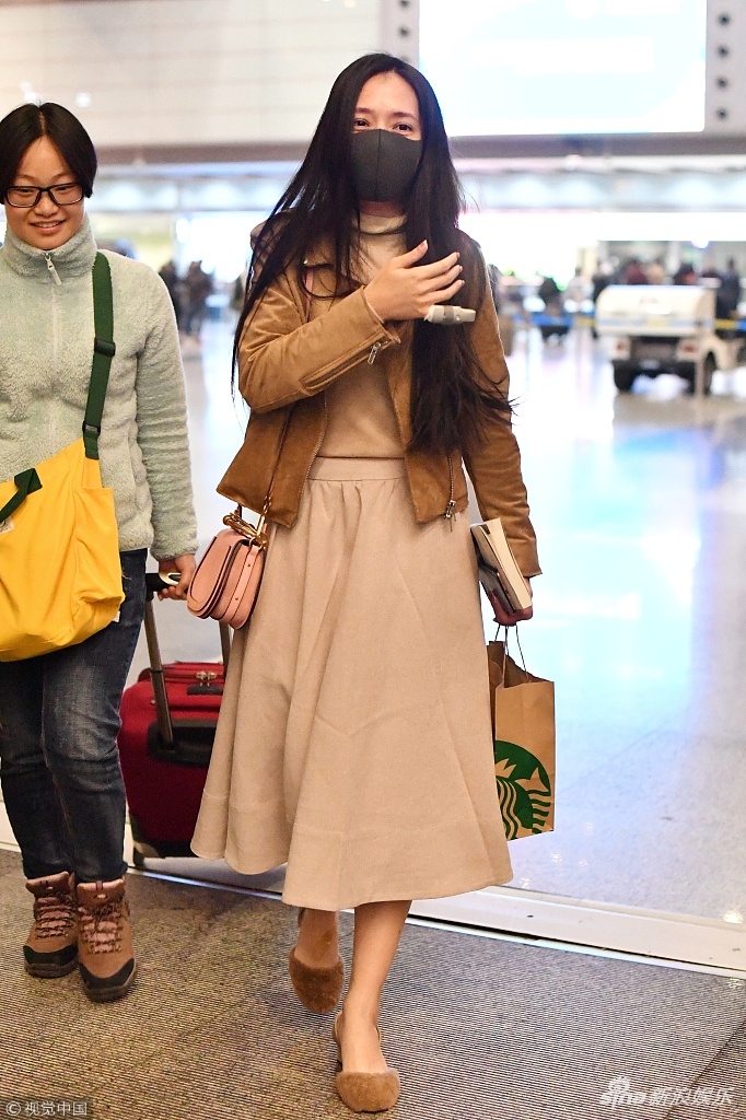 组图郭碧婷穿长裙现身气质清新手指绷带抢镜