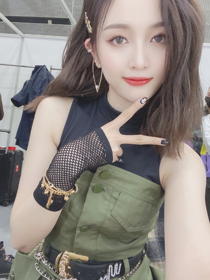 组图:吴宣仪发射甜美wink超迷人 穿军绿短裙闪耀舞台又美又飒