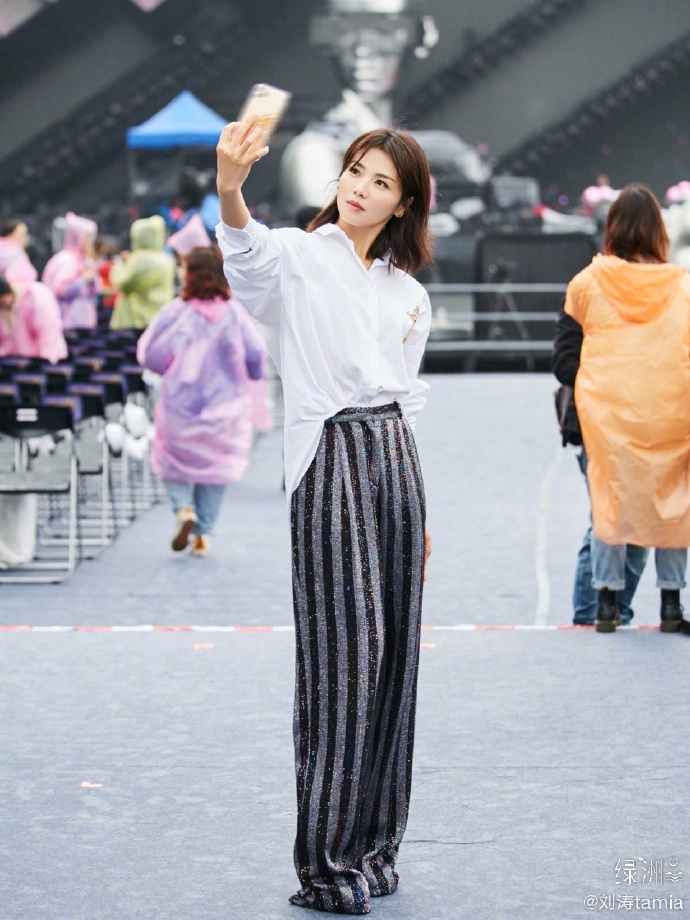 刘涛绿洲晒自拍笑颜甜美 与JERRY一起彩排快乐双倍