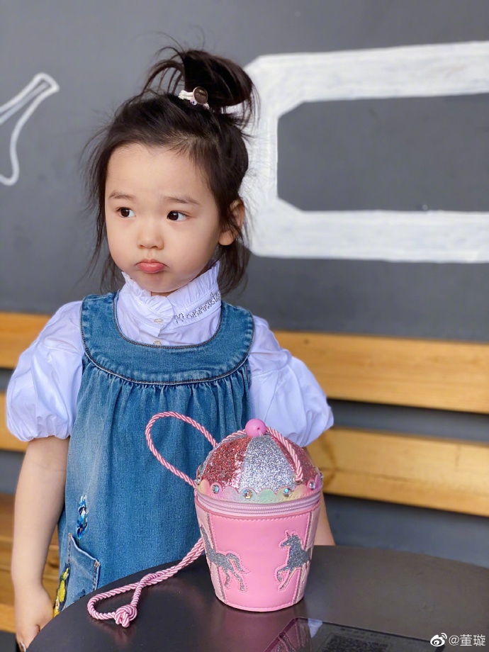 组图:董璇分享女儿小酒窝近照 扎丸子头配牛仔裙甜笑激萌可爱
