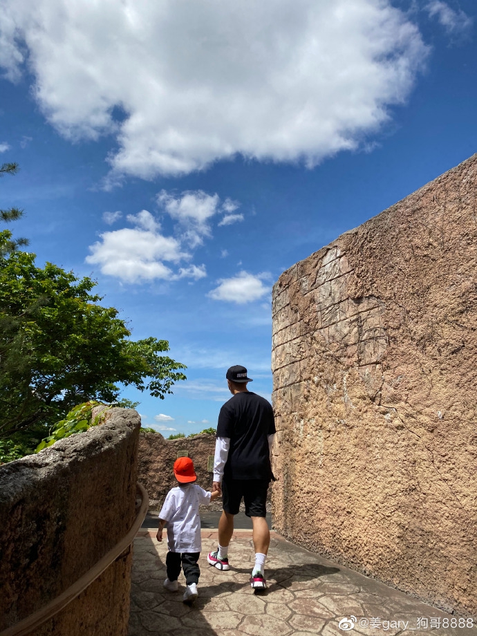 组图:姜gary与儿子树下乘凉 小好戴红色鸭舌帽穿t恤很醒目