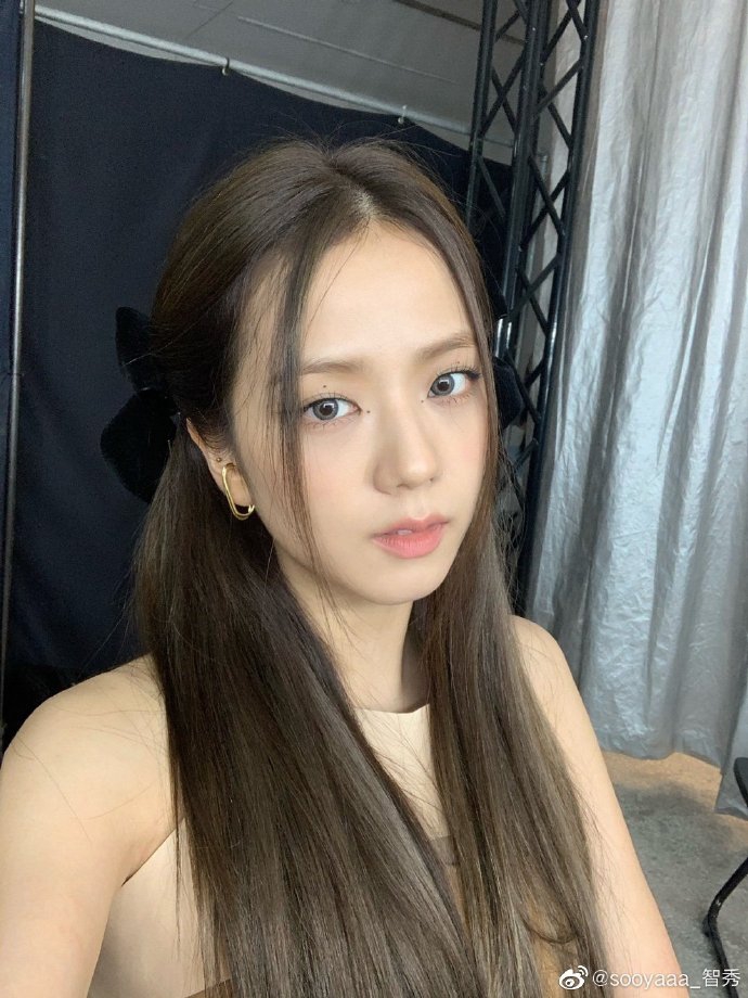组图：BLACKPINK智秀分享自拍 化清新裸妆戴蝴蝶结气质脱俗