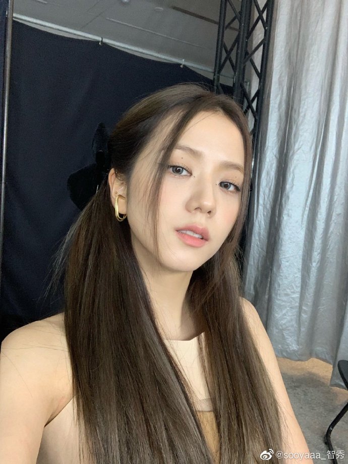 组图：BLACKPINK智秀分享自拍 化清新裸妆戴蝴蝶结气质脱俗