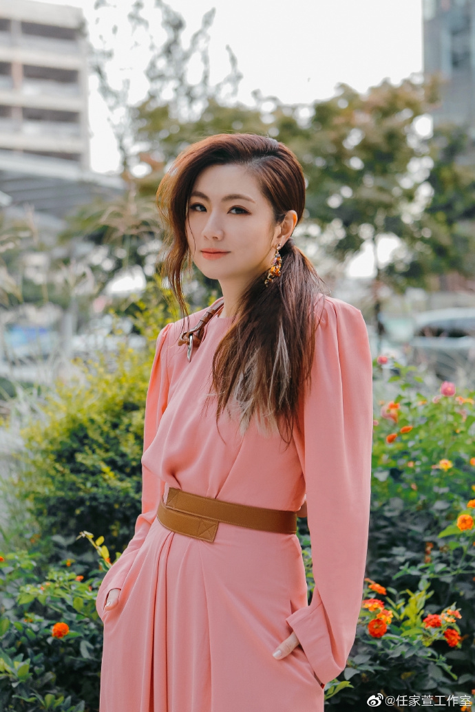 1 / 4 新浪娱乐讯 11月8日,任家萱工作室晒出几张selina的美照,照片中