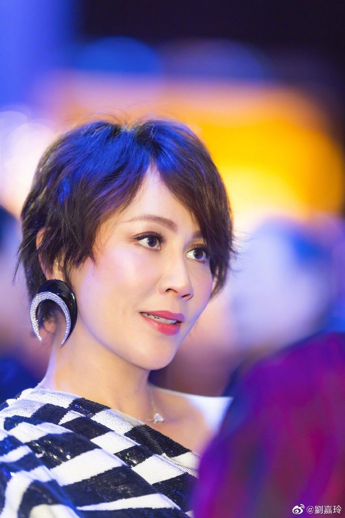 组图:刘嘉玲斑马裙出席活动半露香肩 短发优雅皮肤紧致状态佳