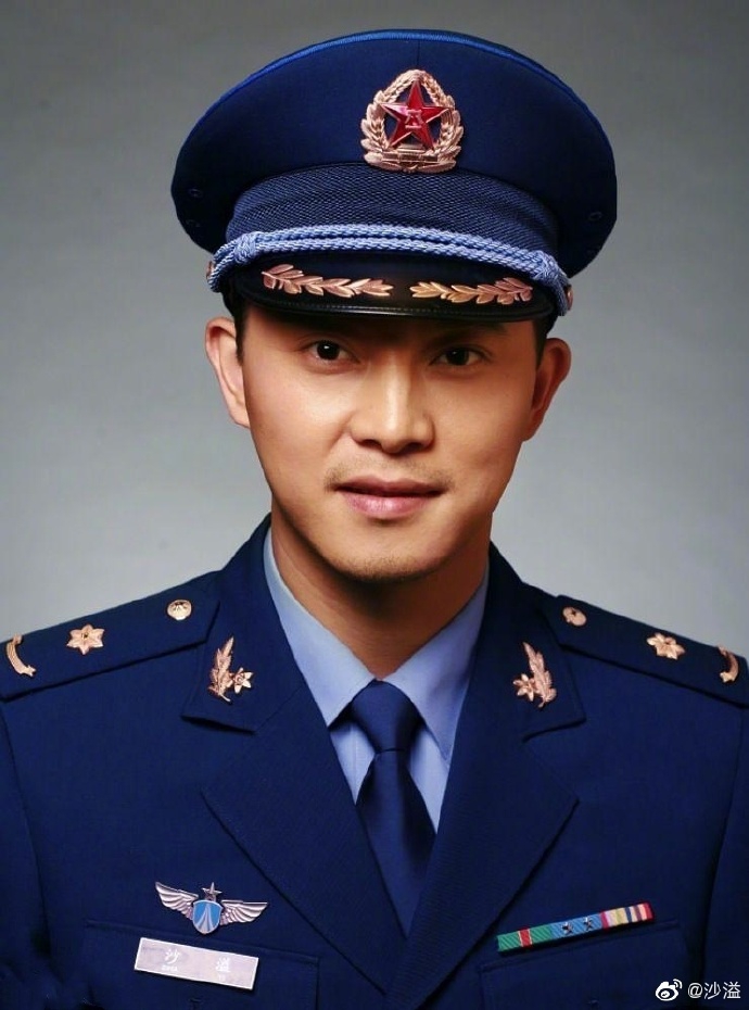 组图:向蓝天卫士们致敬!沙溢晒旧照庆人民空军成立70周年
