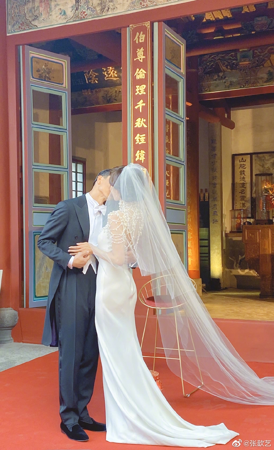 组图:张歆艺晒林志玲婚礼超甜现场照 袁弘大方祝福新人