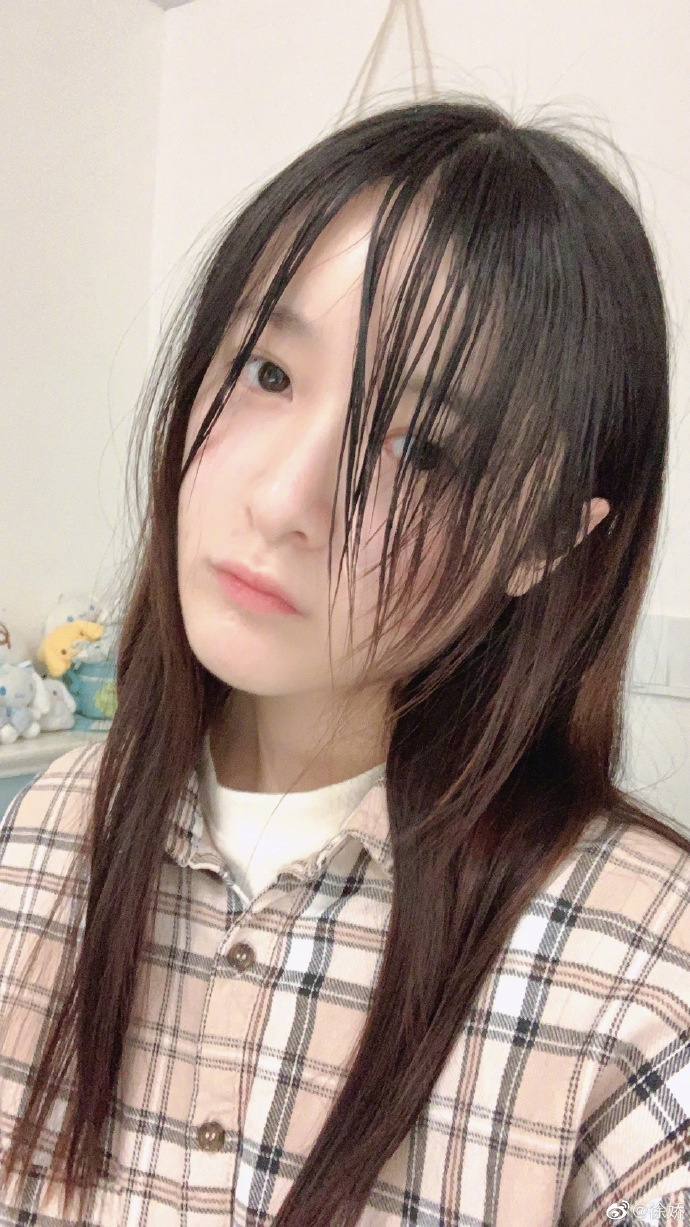 新浪娱乐讯 4月21日,徐娇在微博分享三张近照,并配文:"还是受不了这个