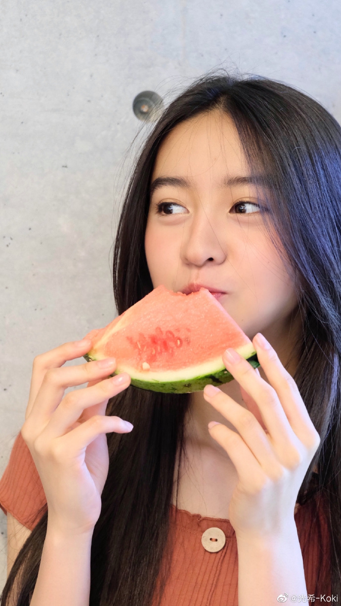 组图:木村光希分享近照表情呆萌 手捧西瓜开心享用兴奋到模糊