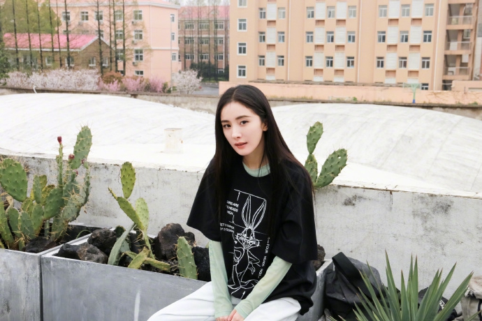 杨幂捧脸比耶状态似少女 穿薄荷绿长袖搭短T清新十足