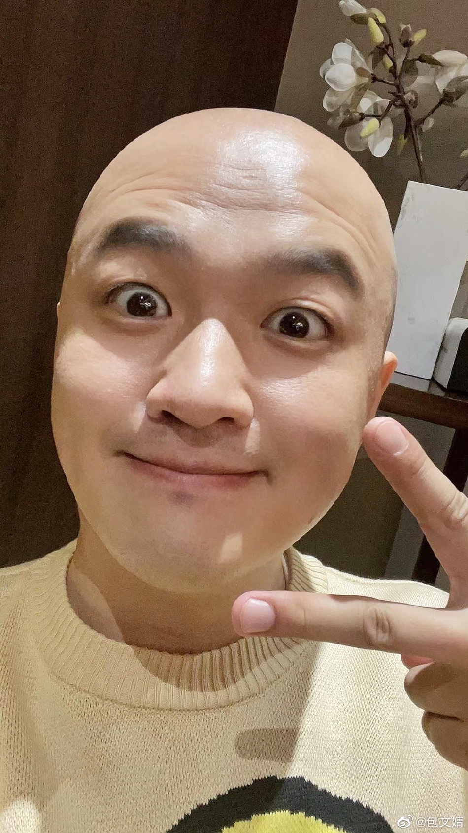 组图:包贝尔一家三口拍新年照 用同款姿势和表情整整齐齐_高清图集