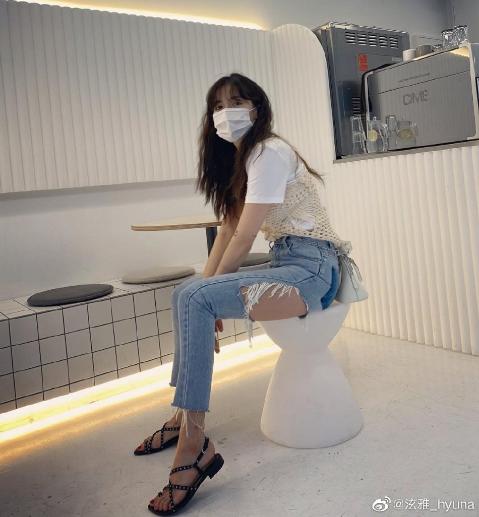 組圖：炫雅與男友出街心情大好 穿破洞牛仔褲露大腿性感十足