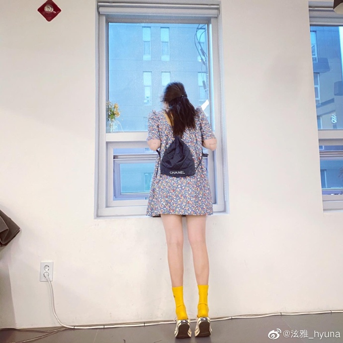 組圖：泫雅席地而坐逗狗狗 碎花裙配黃色長襪造型時尚感足