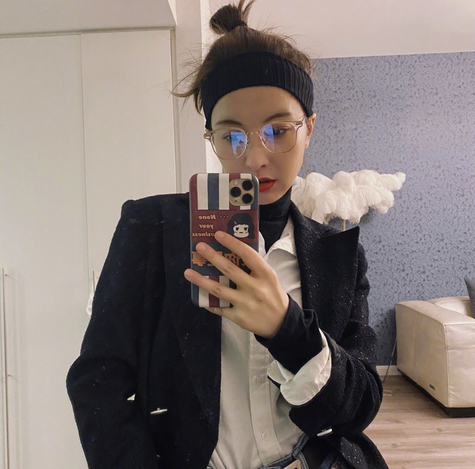 组图:吴昕绿洲晒自拍玩混搭风 穿休闲西装配黑色发带潮范十足