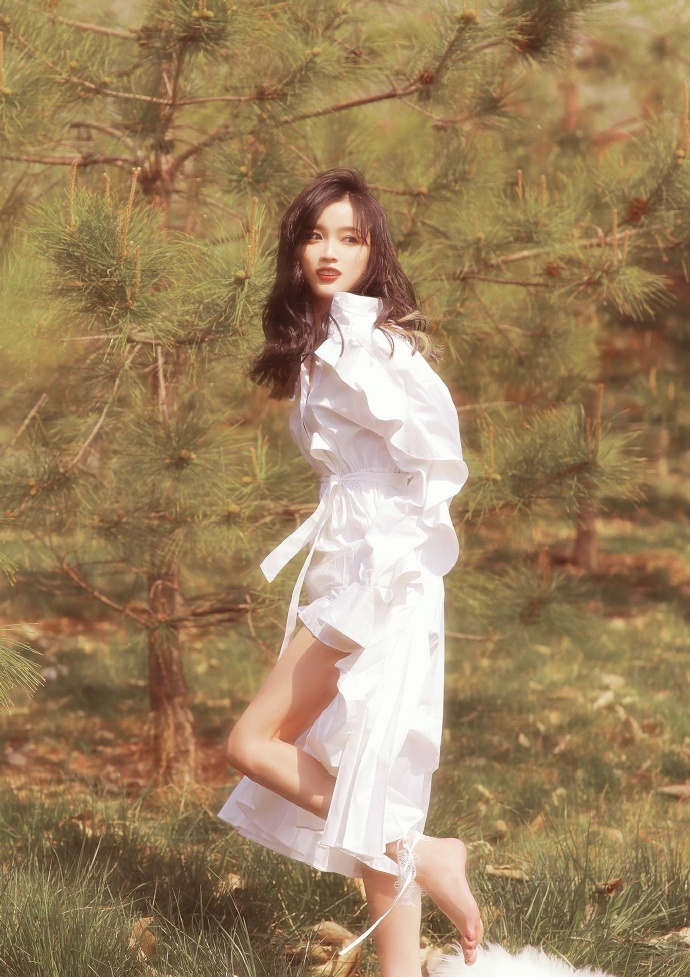 组图:吴宣仪赤脚踏春画面唯美 白衬衫裙配红唇妆尽显朦胧梦幻