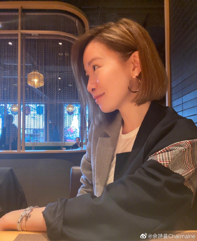 组图:佘诗曼换新发型温柔有气质 素颜上镜皮肤白皙超能打