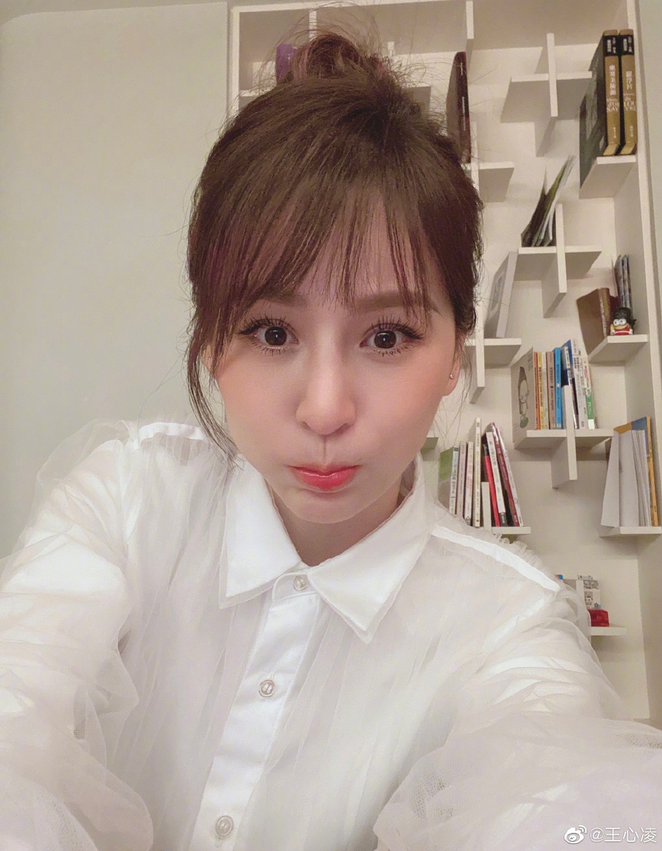 组图:王心凌晒甜美收工自拍 扎丸子头抿嘴微笑少女感十足