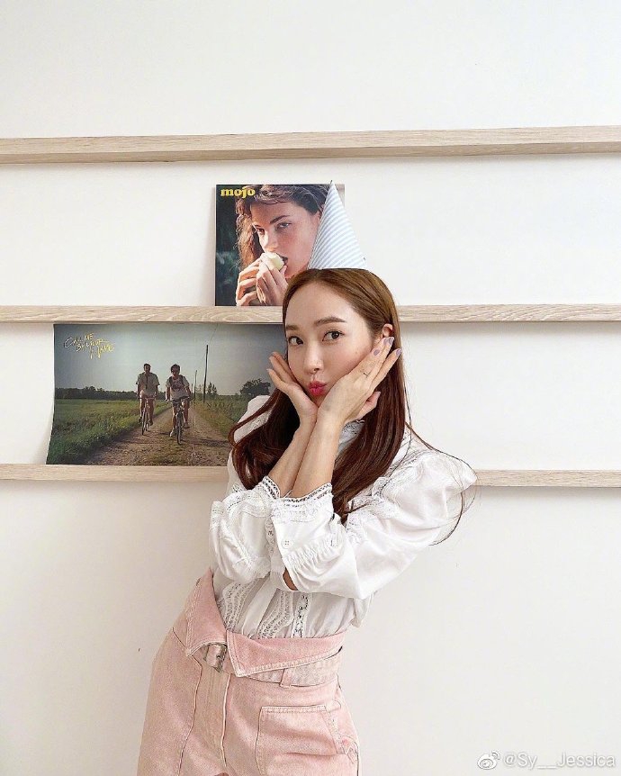 组图：Jessica假装庆生搞怪俏皮 戴生日帽捧脸甜笑少女感爆棚