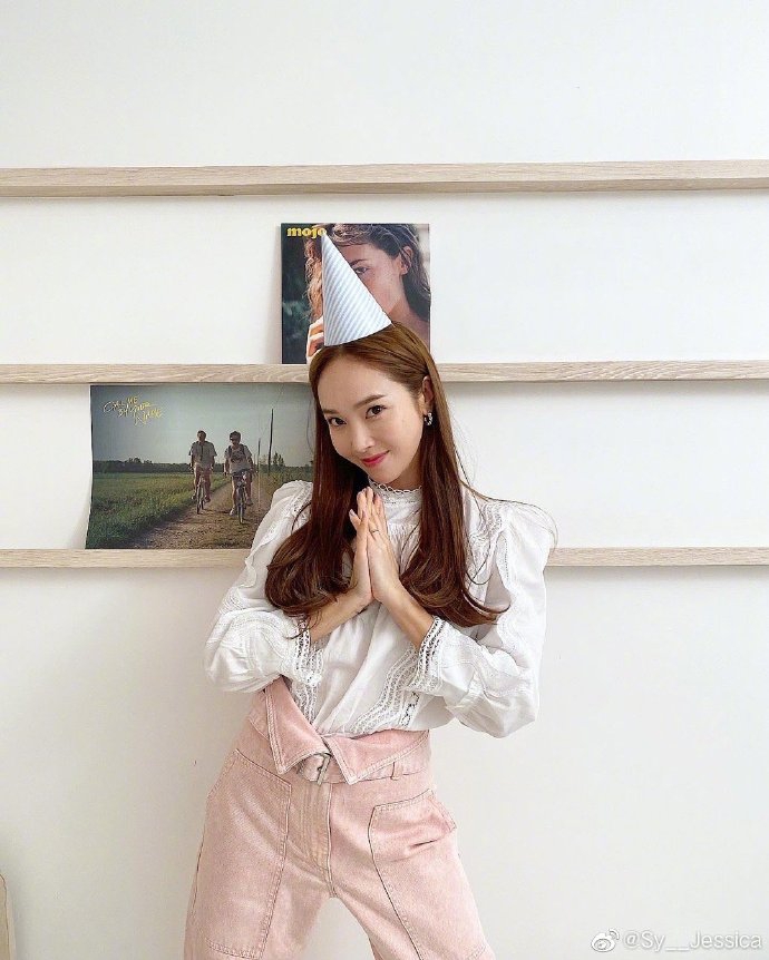组图：Jessica假装庆生搞怪俏皮 戴生日帽捧脸甜笑少女感爆棚