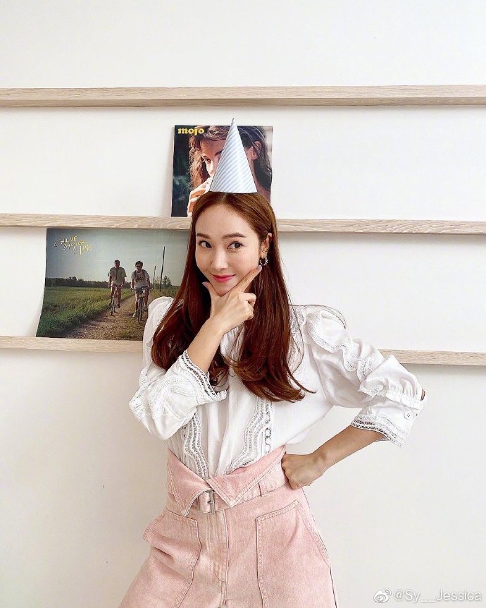 组图：Jessica假装庆生搞怪俏皮 戴生日帽捧脸甜笑少女感爆棚