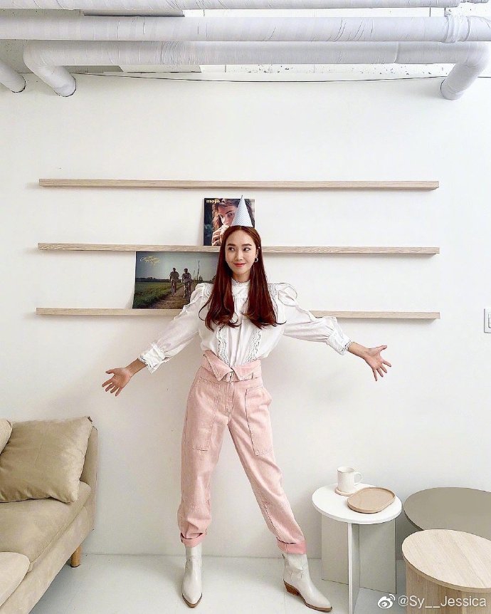 组图：Jessica假装庆生搞怪俏皮 戴生日帽捧脸甜笑少女感爆棚