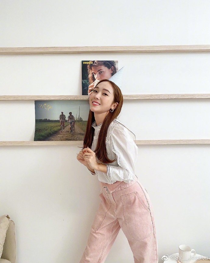 组图：Jessica假装庆生搞怪俏皮 戴生日帽捧脸甜笑少女感爆棚