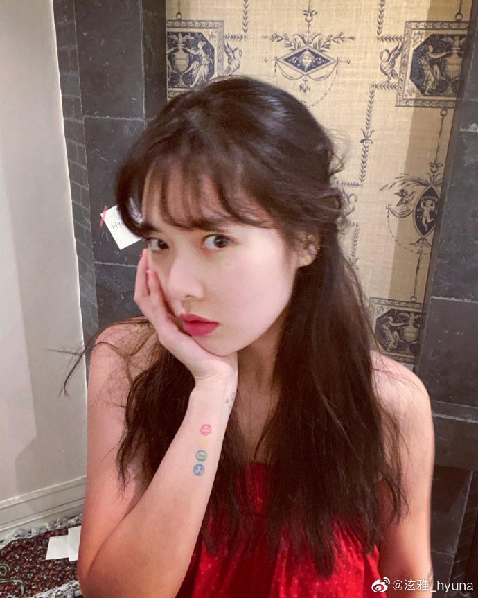 组图:泫雅红色抹胸裙美艳性感 留空气刘海头发轻挽超减龄