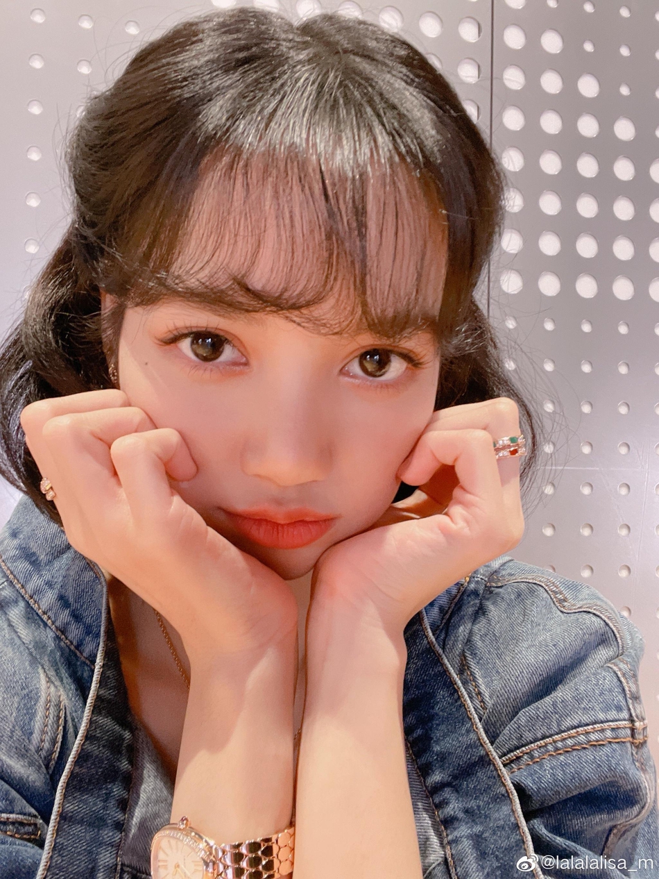 組圖：Lisa白雪公主同款短髮可愛 穿V領牛仔上衣大秀名品鎖骨