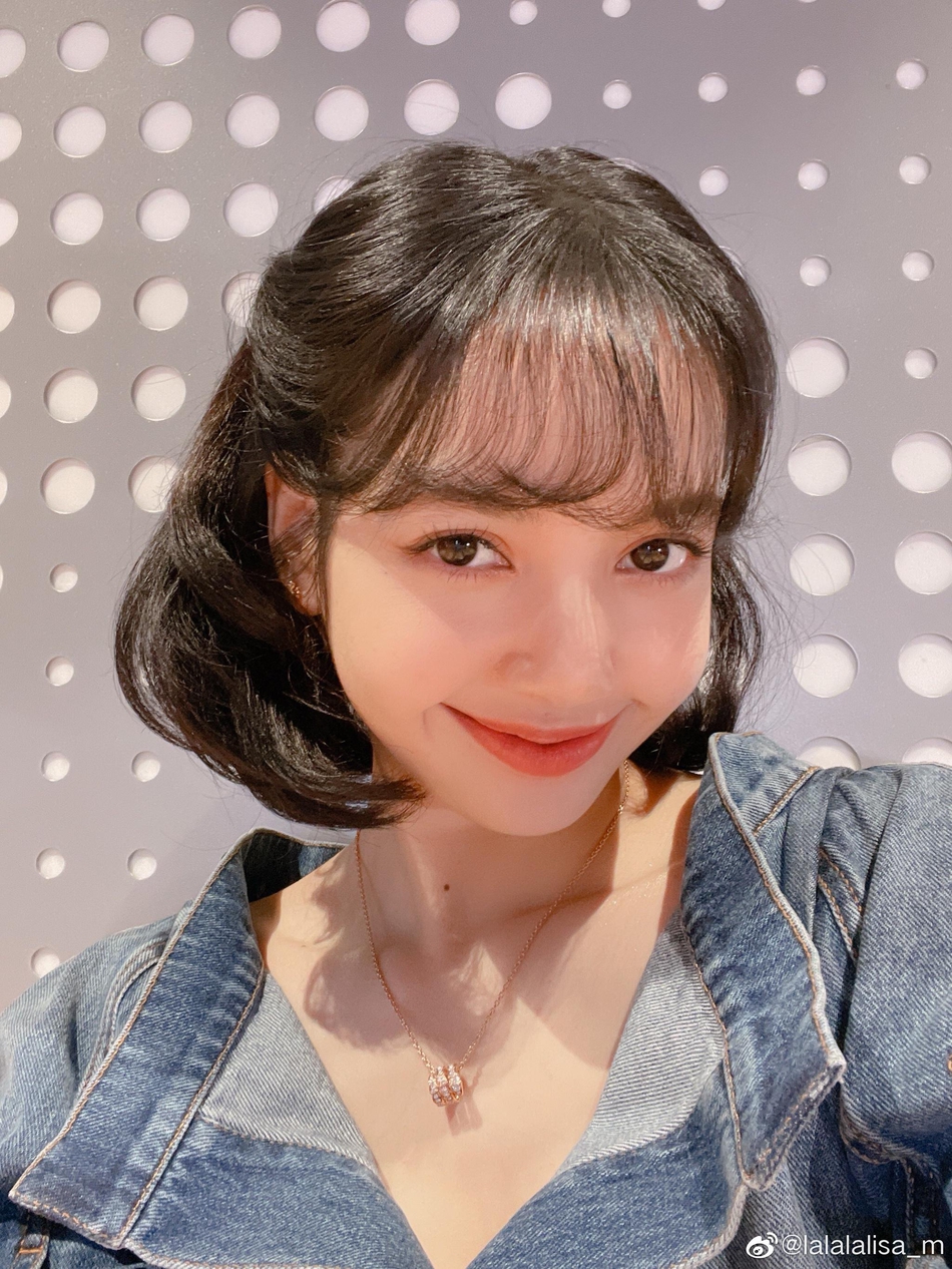 組圖：Lisa白雪公主同款短髮可愛 穿V領牛仔上衣大秀名品鎖骨