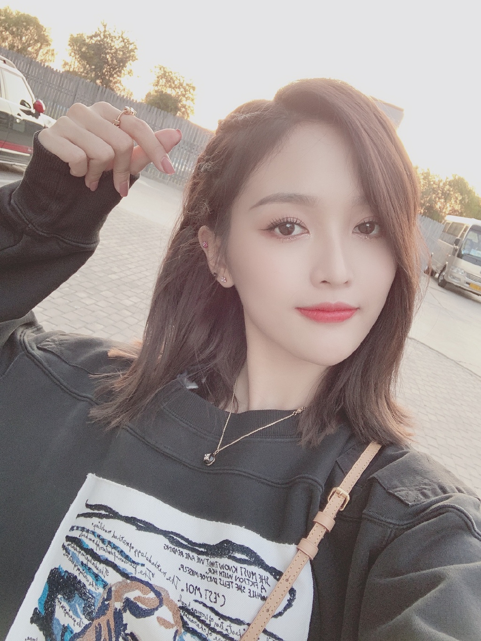 吴宣仪晒近照载歌载舞 黑色卫衣搭配热裤长腿吸睛