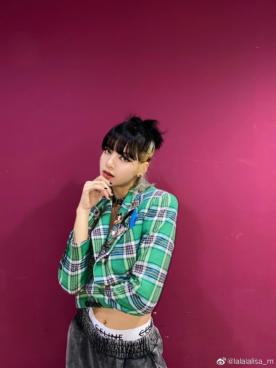組圖：Lisa晒自拍感謝粉絲支援新專 露齒笑wink釋放甜酷反轉魅力