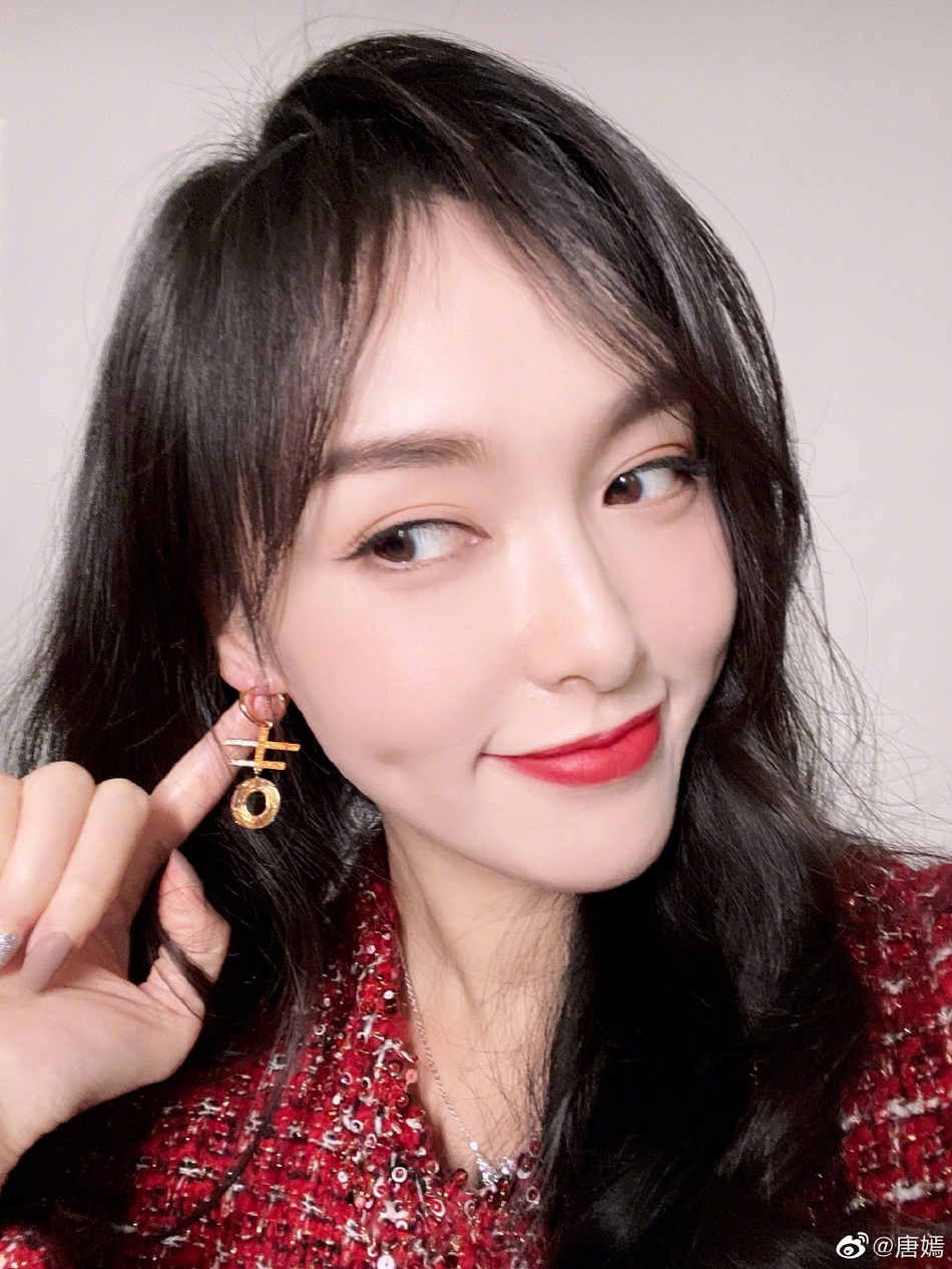 组图:唐嫣18宫格自拍出片率百分之百 直呼高兴到想插会腰