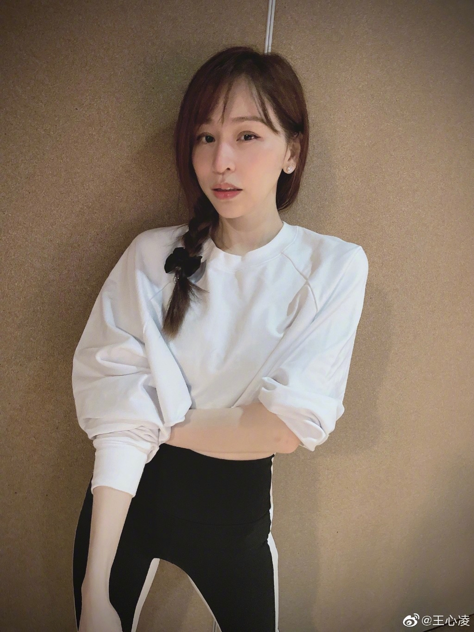 组图:王心凌晒运动六连拍 白卫衣简约look扎麻花辫素颜也美