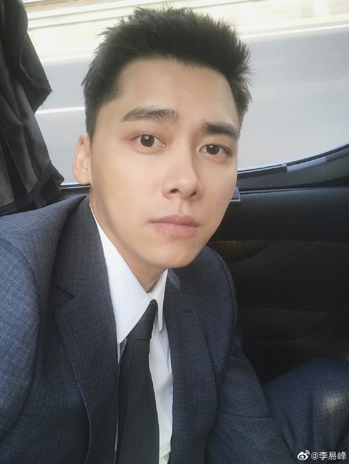 组图:李易峰上线营业分享自拍 穿西装扮酷嘟嘴表情百变有活力