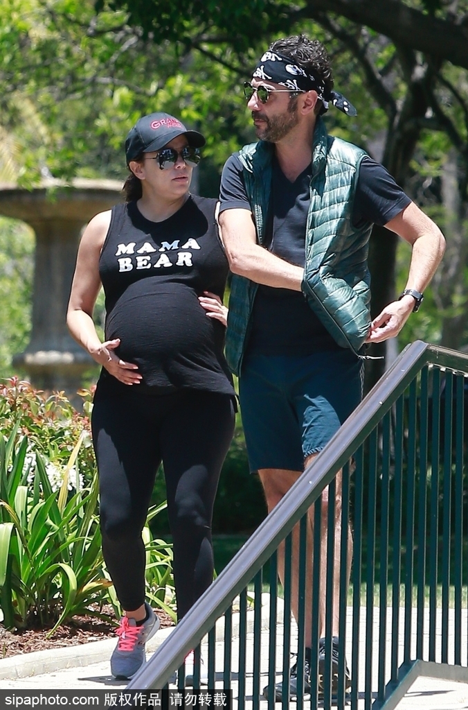 组图:伊娃与丈夫外出走步锻炼 手托孕肚显疲惫