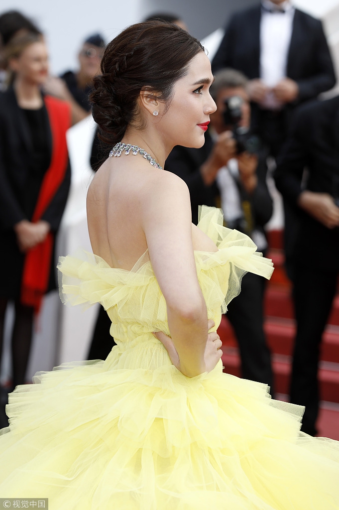 组图:"泰国范冰冰"黄色纱裙超大裙摆抢镜 双尾纱飘逸似蝴蝶