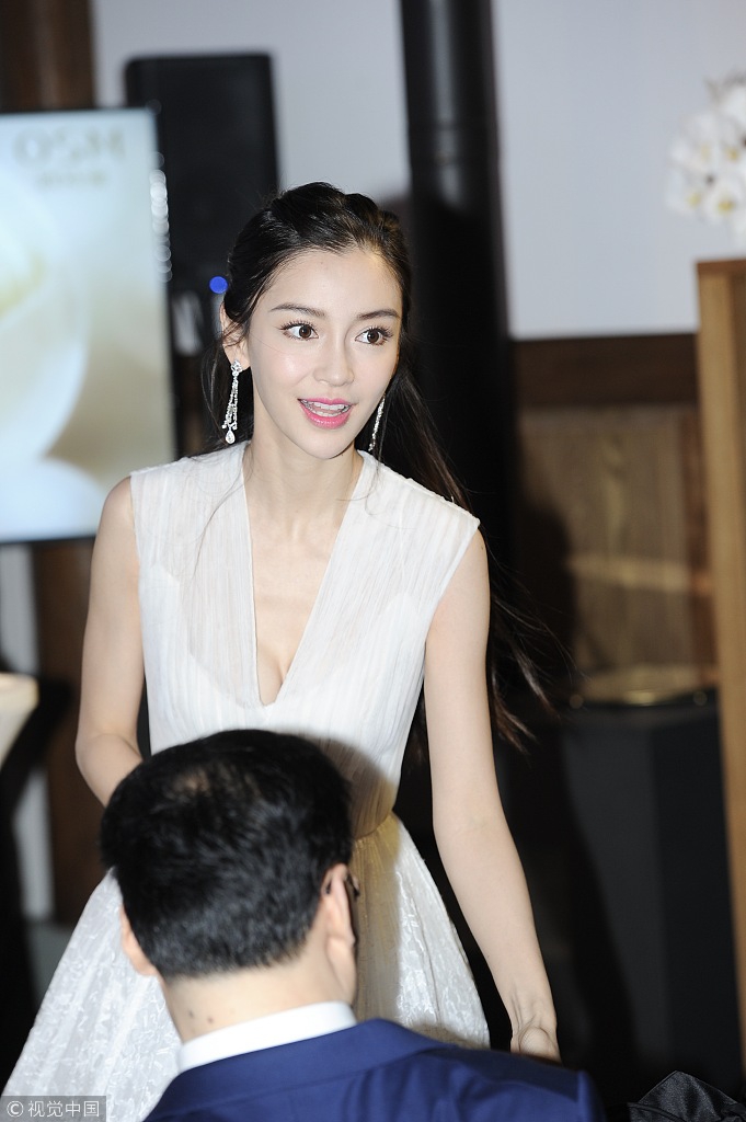 组图:angelababy白色深v长裙 身材热辣秀美胸_高清图集_新浪网