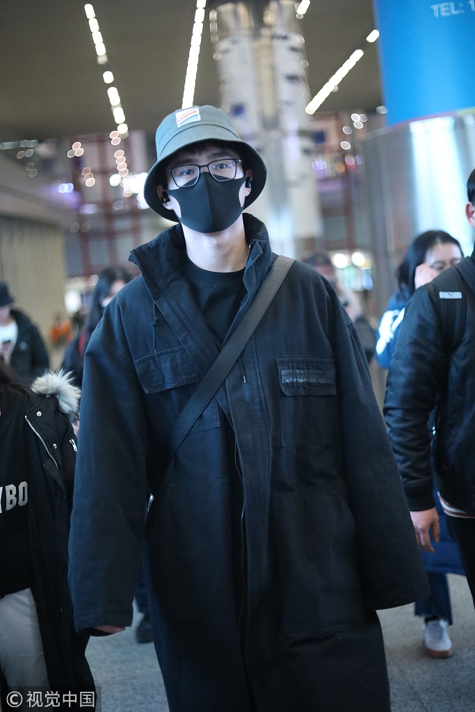 组图:刘昊然帽子口罩全副武装现身机场 获粉丝追拍一脸淡定_高清图集