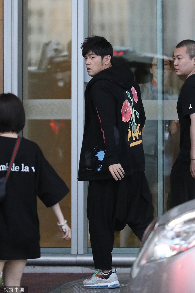 组图:周杰伦潮装印花外套亮相机场 对粉丝挥手致意超宠粉