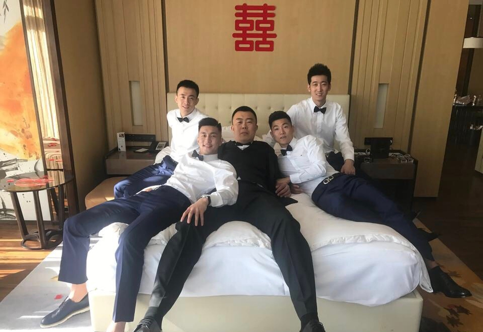 组图:潘长江参加男篮韩德君婚礼 网友调侃:失散多年的"父子"
