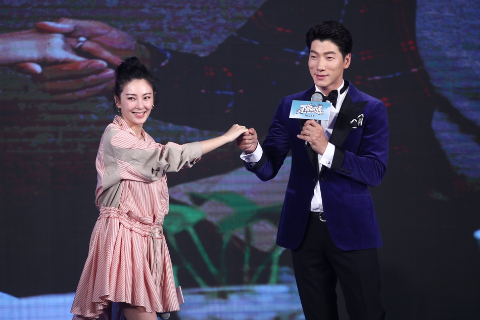 张亮张雨绮新片"一家三口"齐亮相 牵手助阵首映