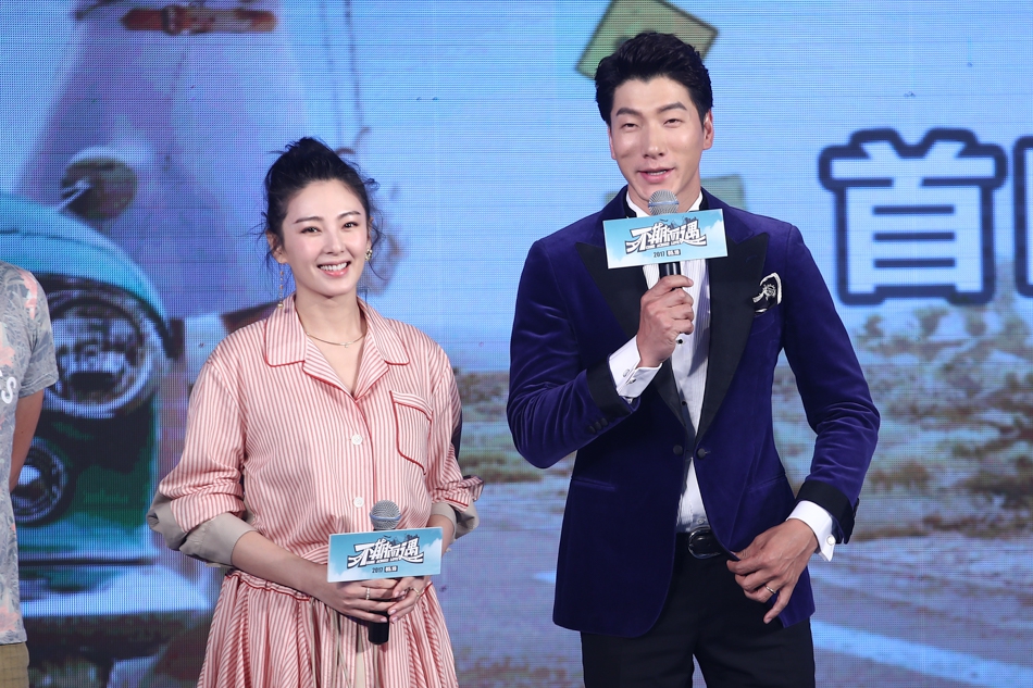 组图:张亮张雨绮新片"一家三口"齐亮相 牵手助阵首映_高清图集_新浪网